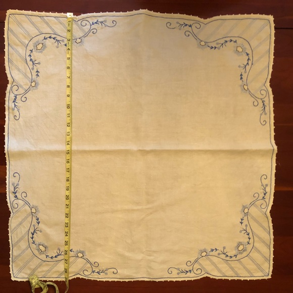 Vintage hand-stitched table topper - Picture 4 of 7